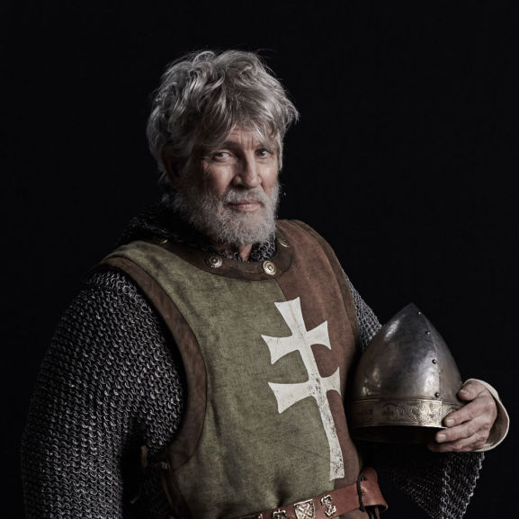 Captain Ákos - Eric Roberts